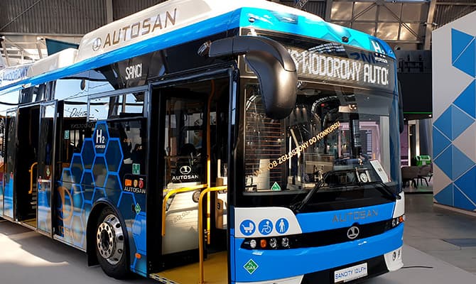 Elektryczny lub hybrydowy autobus komunikacji miejskiej prezentowany wewnątrz podczas wystawy